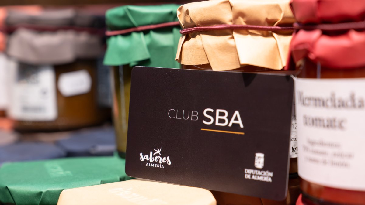 Imagen de la tarjeta del Club SBA junto a diversas elaboraciones de Sabores Almería.