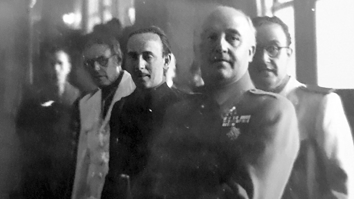 Franco, la primera vez que visitó Almería en 1943, detrás tenía al alcalde de la ciudad, Vicente Navarro Gay y a su lado al artista Jesús de Perceval.