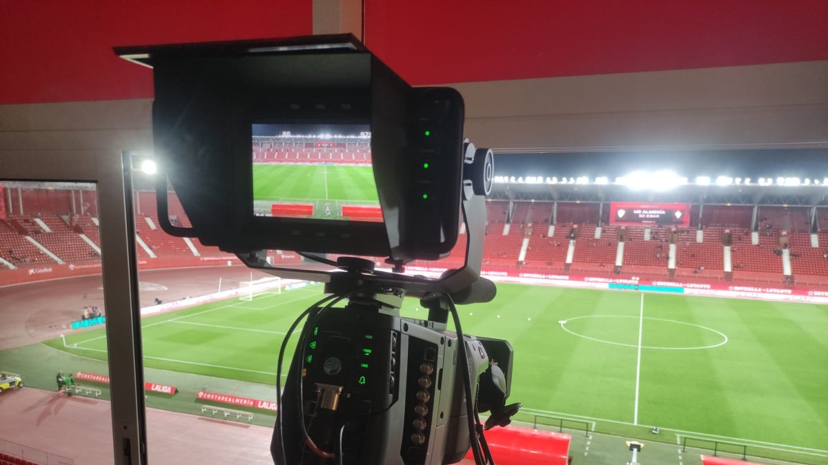 Una cámara de televisión en el Estadio de los Juegos Mediterráneos.