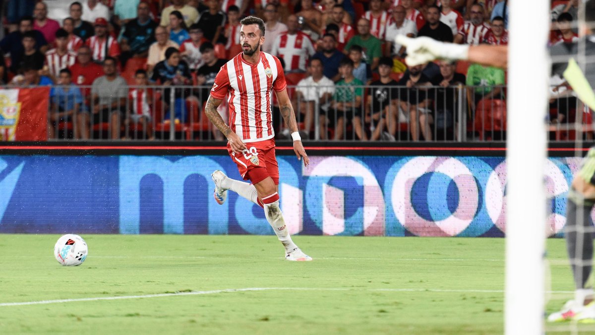 El lateral Centelles siempre cumple en el Almería.