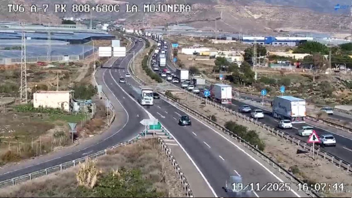 Retenciones a causa de un accidente en la A-7 a la altura de Vícar (Almería).