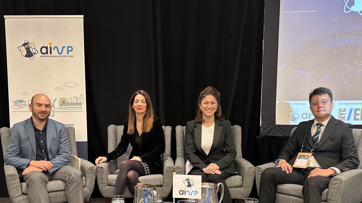 La presidenta de la APA junto a representantes de EEUU, Quebec y Busán durante su panel en la conferencia de la AIVP.