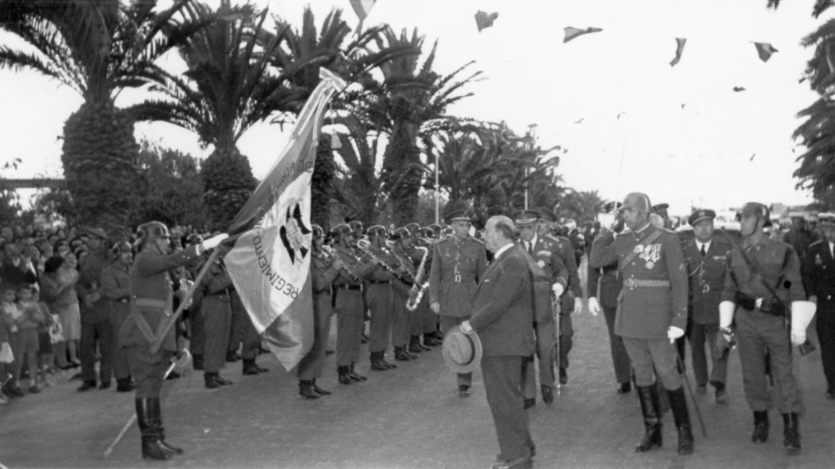 La ciudad de Almería se tiró a la calle para recibir a Franco en 1961. En la foto, el Caudillo saludando a la bandera en la calle Reina Regente.