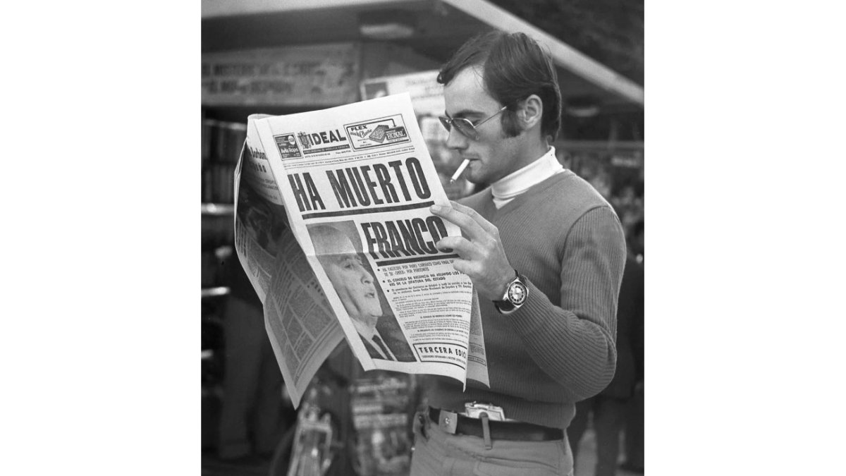 Un almeriense leyendo la prensa hace 50 años con la noticia de la muerte de Franco.