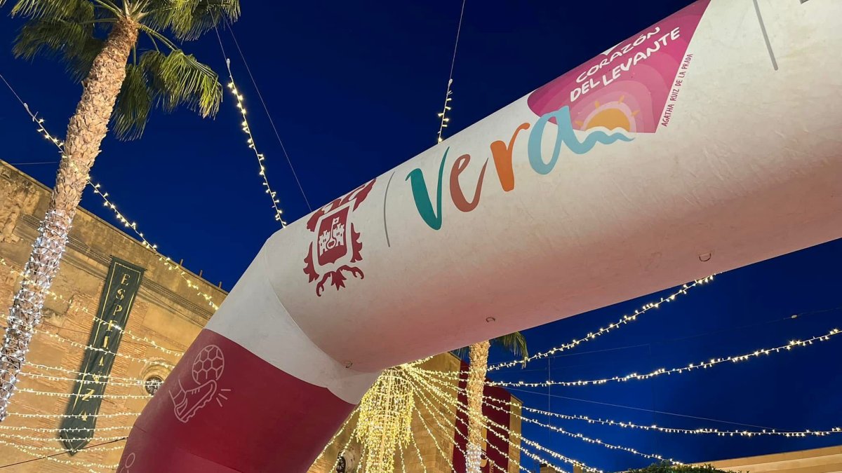 Arco instalado en la Plaza Mayor de Vera.