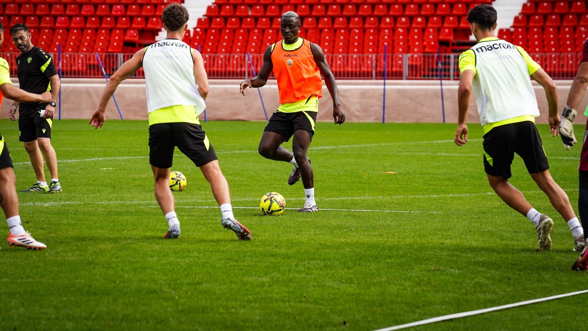 Dion Lopy en el entrenamiento del Almería en el Estadio de los Juegos Mediterráneos.
