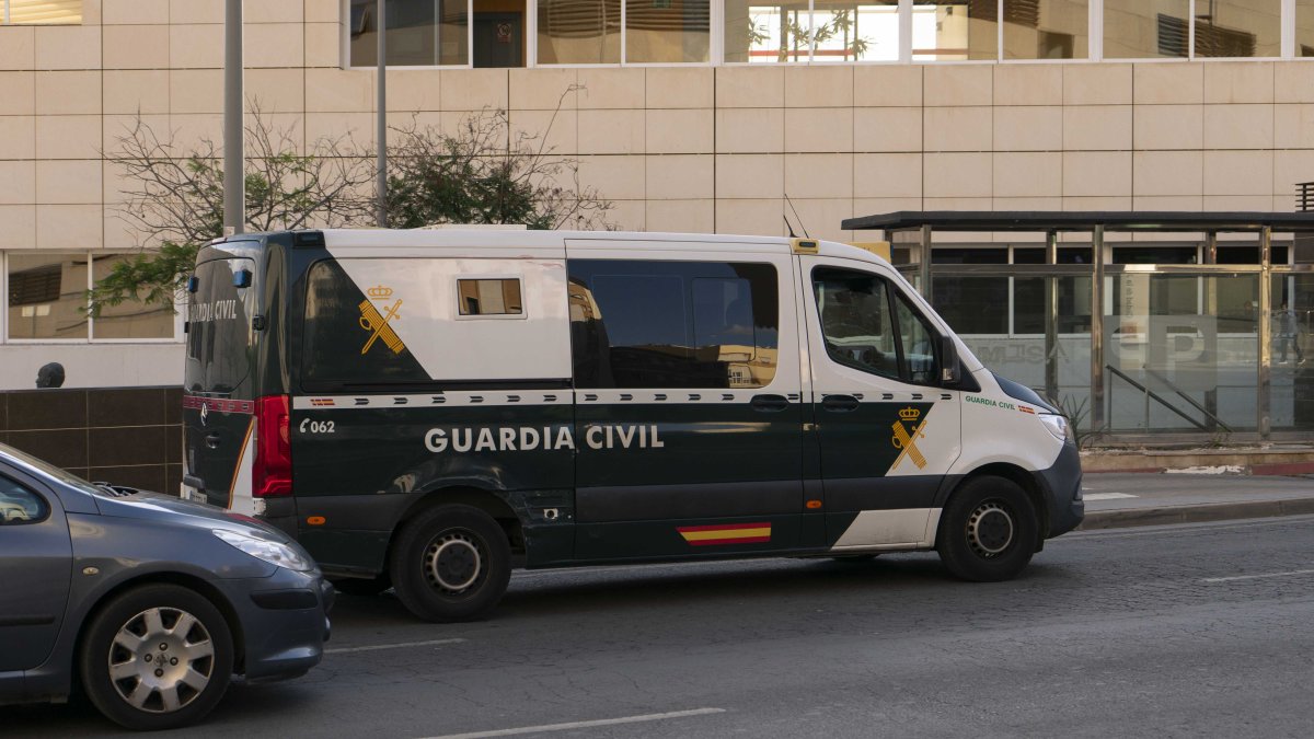 Un furgón de la Guardia Civil en las inmediaciones de la Ciudad de la Justicia, este jueves 20 de noviembre.