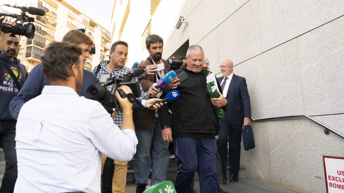 Rodrigo Sánchez, a su salida de la Ciudad de la Justicia tras dos días detenido.