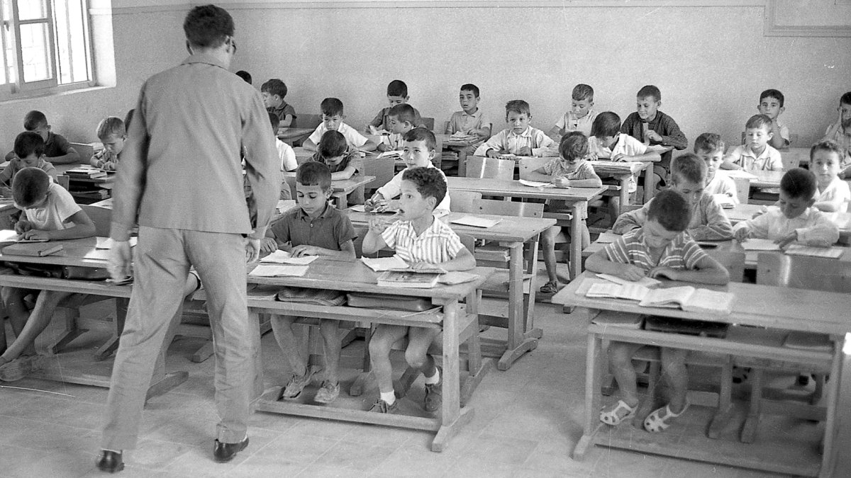 Un maestro dando clase en el colegio de La Salle del barrio de Los Molinos en los años 60.