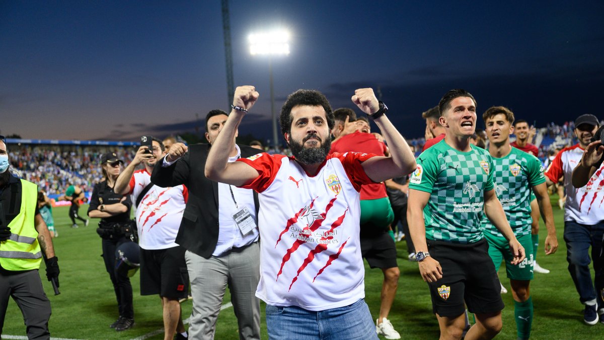 Turki Al-Sheikh saltando en el césped celebrando el ascenso del Almería.