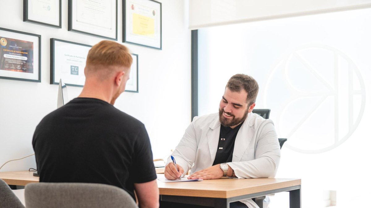 Consulta en KBO Capilar durante la valoración inicial del paciente.
