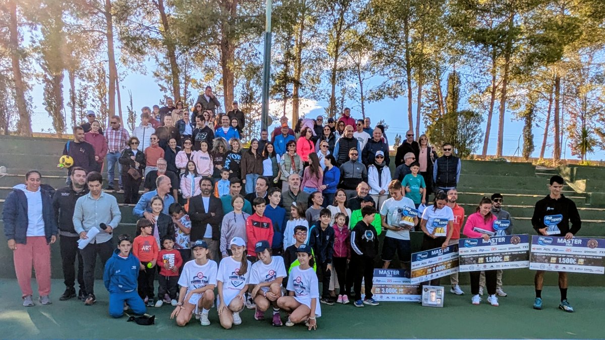 Fotografía de familia con finalistas, organización y parte del público que se quedó para inmortalizar ese momento.