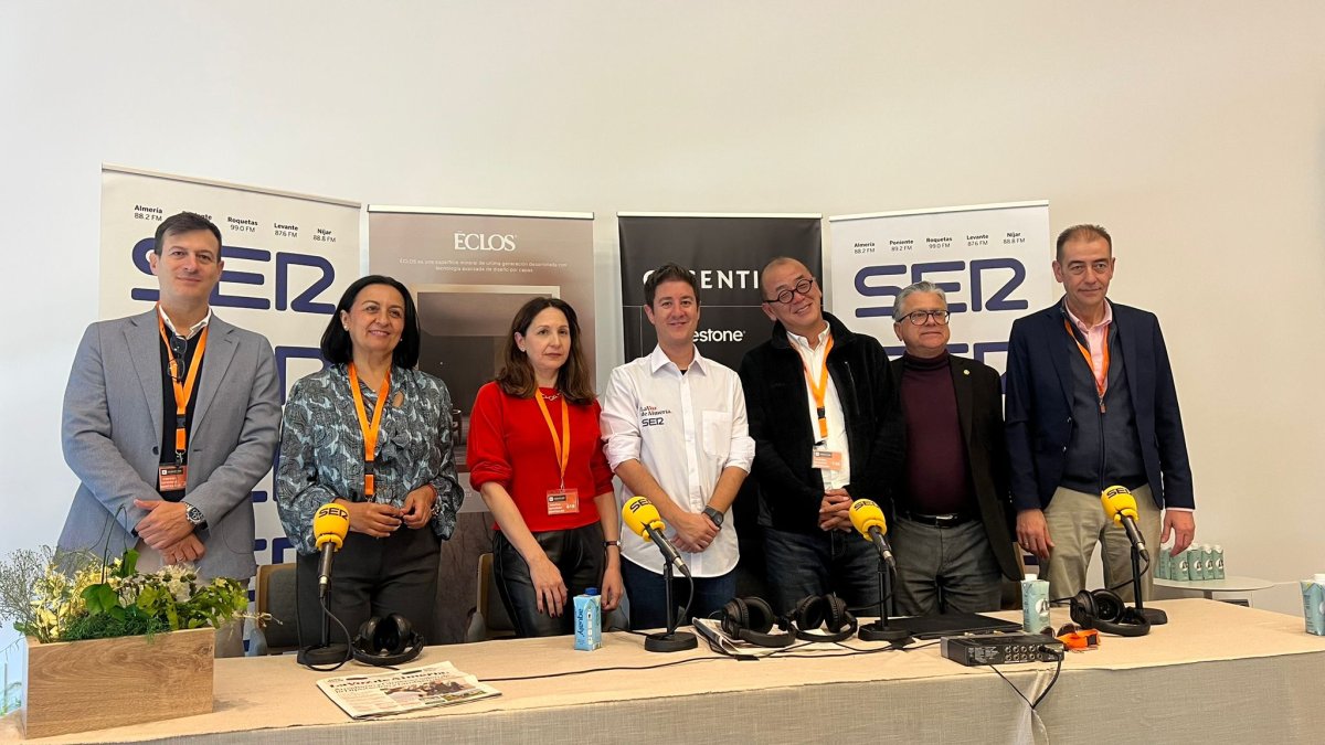 Varios galardonados, la alcaldesa de Cantoria, responsables de Cosentino y de la Asociación de Empresarios del Mármol y parte del equipo de La Voz de Almería y la Cadena SER ayer durante el programa.