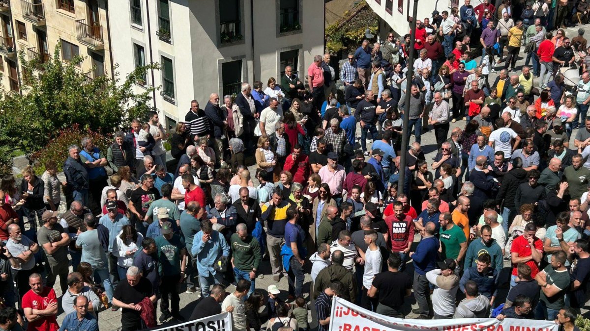 Protesta de los trabajadores de la mina de Venga de Rengos en Cangas del Narcea.