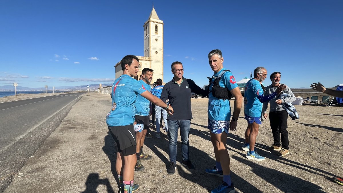 El concejal de Sostenibilidad Medioambiental y Energética, Antonio Urdiales, ha recibido este sábado  a los corredores Pepefar y La Che, por la VII 'SinPlasticZamos'.