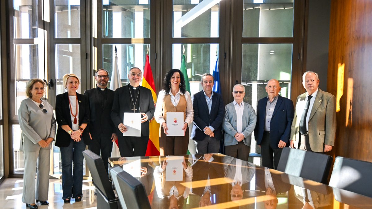 La alcaldesa, María del Mar Vázquez, y el obispo, Antonio Gómez Cantero, firman un protocolo.