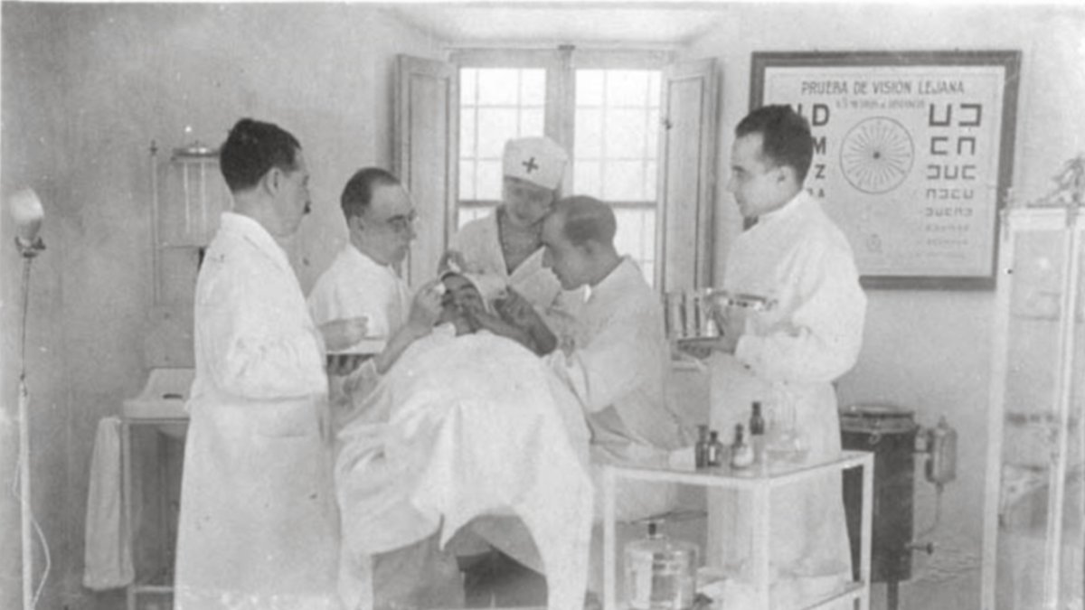 Intervención de un afectado de tracoma en el dispensario de Mojácar que se inauguró en 1932, atendido por el doctor Bartolomé Flores