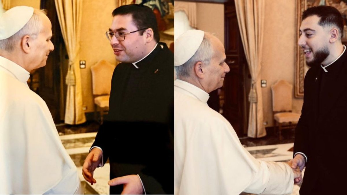 Samuel Olvera y Manuel Piedra, sacerdotes de Almería, saludando al Papa León XIV.