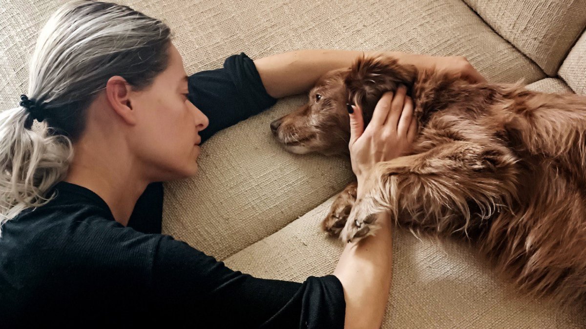 Lidia, mamá de Khala, junto a la foto de la perrita que inspira el proyecto. La Voz