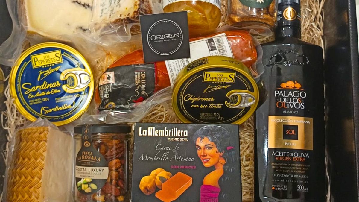 Una de las cestas personalizas de Origen Quesos Artesanos.