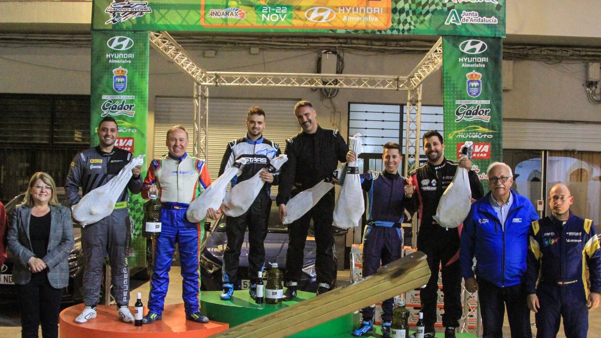 Podio de los ganadores con las autoridades locales.