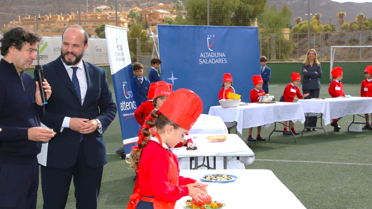 Pepe Rodríguez durante el concurso de cocina de los alumnos de Altaduna-Saladares.