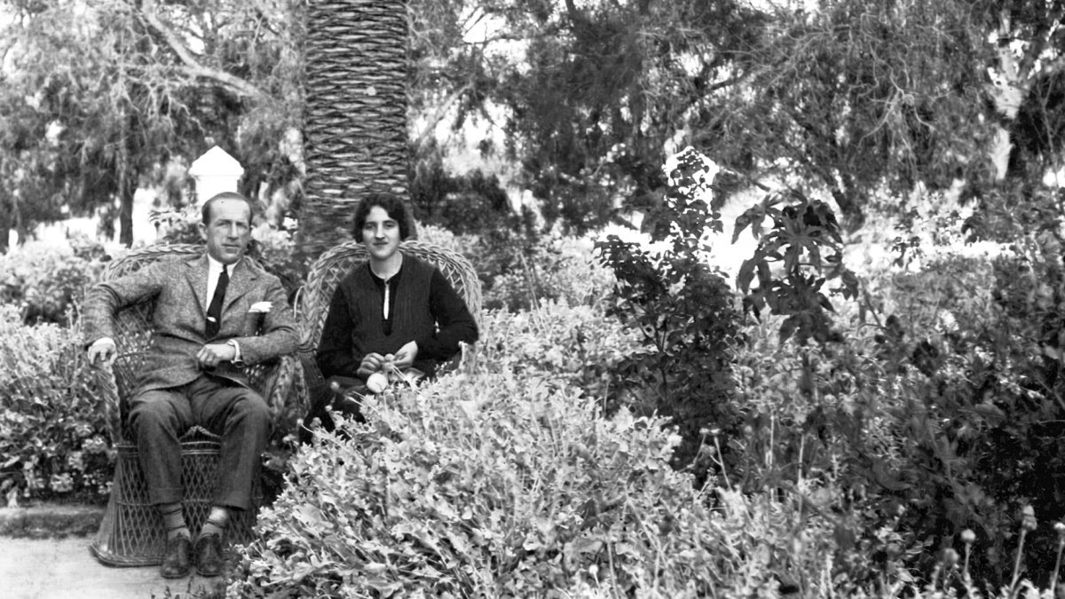 Antonia Cuesta Moyano y Carmen González Egea en su finca de Villamaría en el cerro de La Molineta, lugar de retiro de la familia- Años 30.