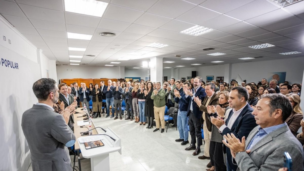 Más de 200 personas acudieron a la junta directiva del PP de Almería en Roquetas de Mar.