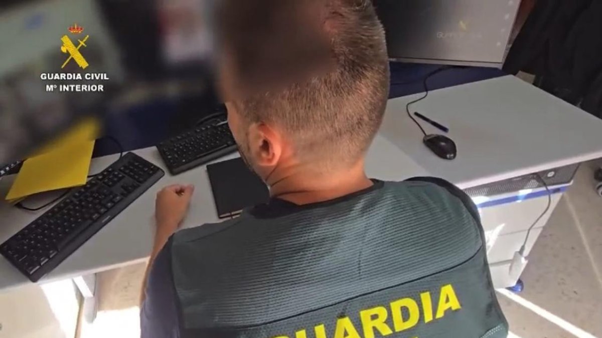 Guardia Civil de Sevilla durante la detención de una persona por generar discursos de odio contra las mujeres a través de las redes sociales