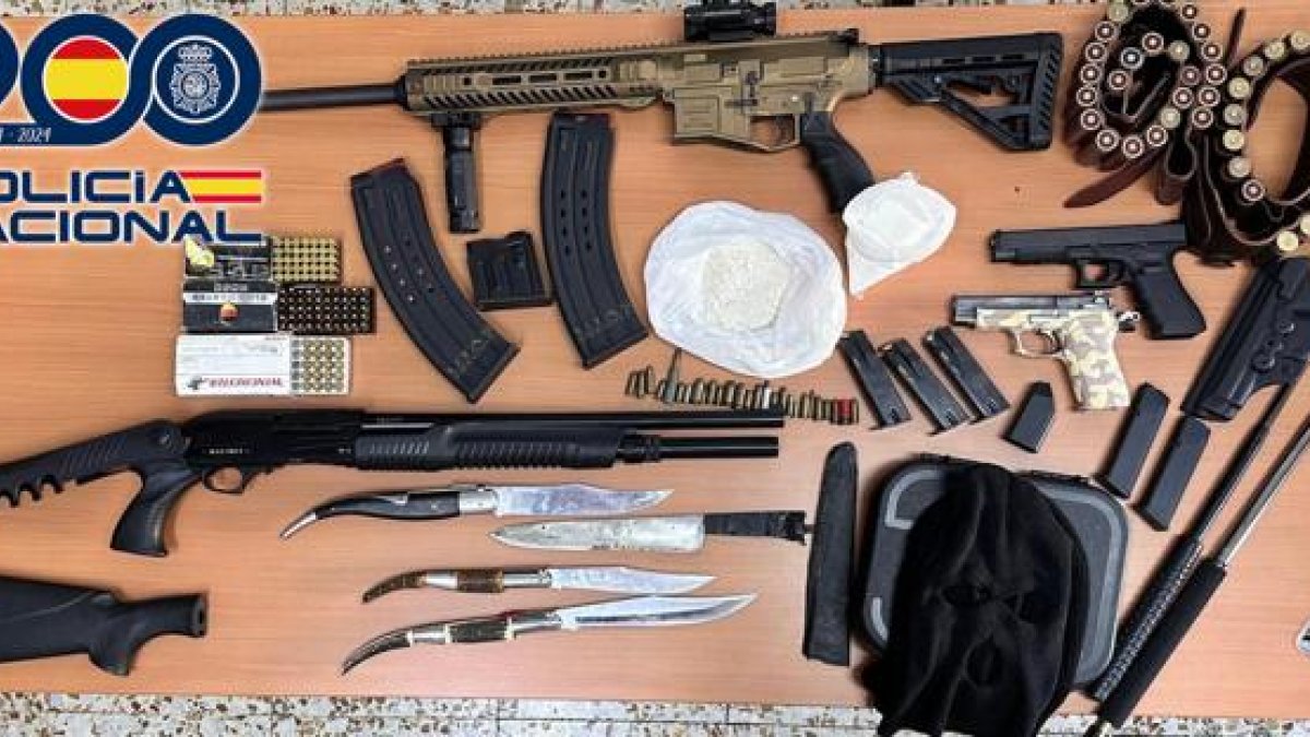 Exhibición de las armas incautadas en los registros.