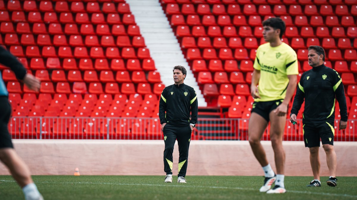 El técnico del Almería en el entrenamiento del Estadio Mediterráneo.