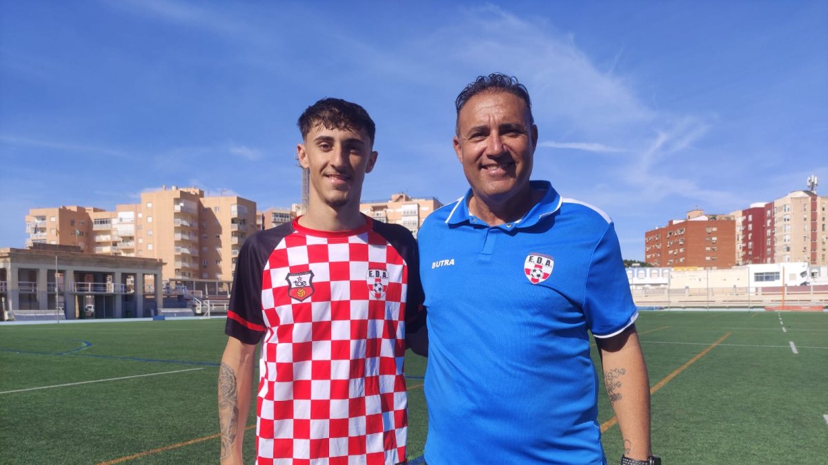 Butra dirige al equipo senior de la Escuela EDA donde milita su hijo Álex.