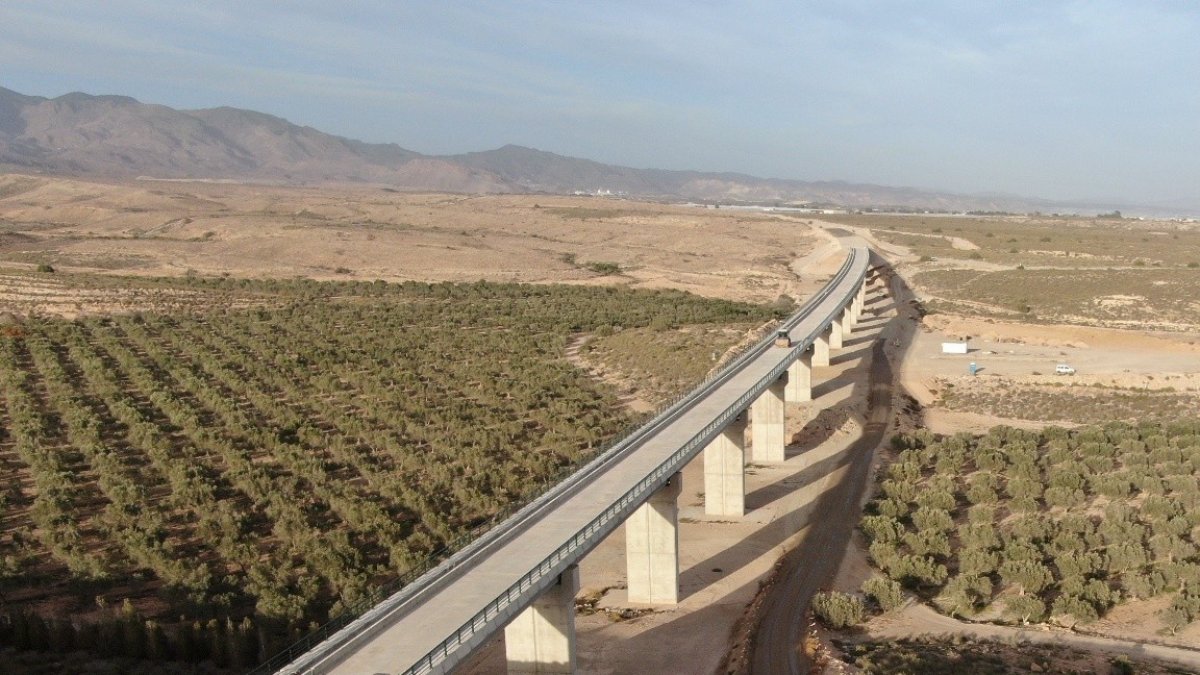 Línea de Alta Velocidad entre Murcia y Almería, en el viaducto sobre la Rambla del Maltés.