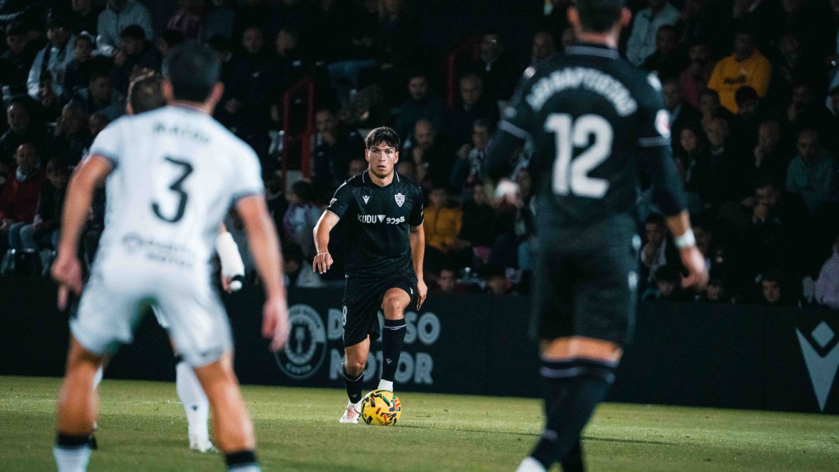 A Federico Bonini le pitaron un penalti escandaloso cuando tanto él como Anuar se enzarzan dentro del área rojiblanca.