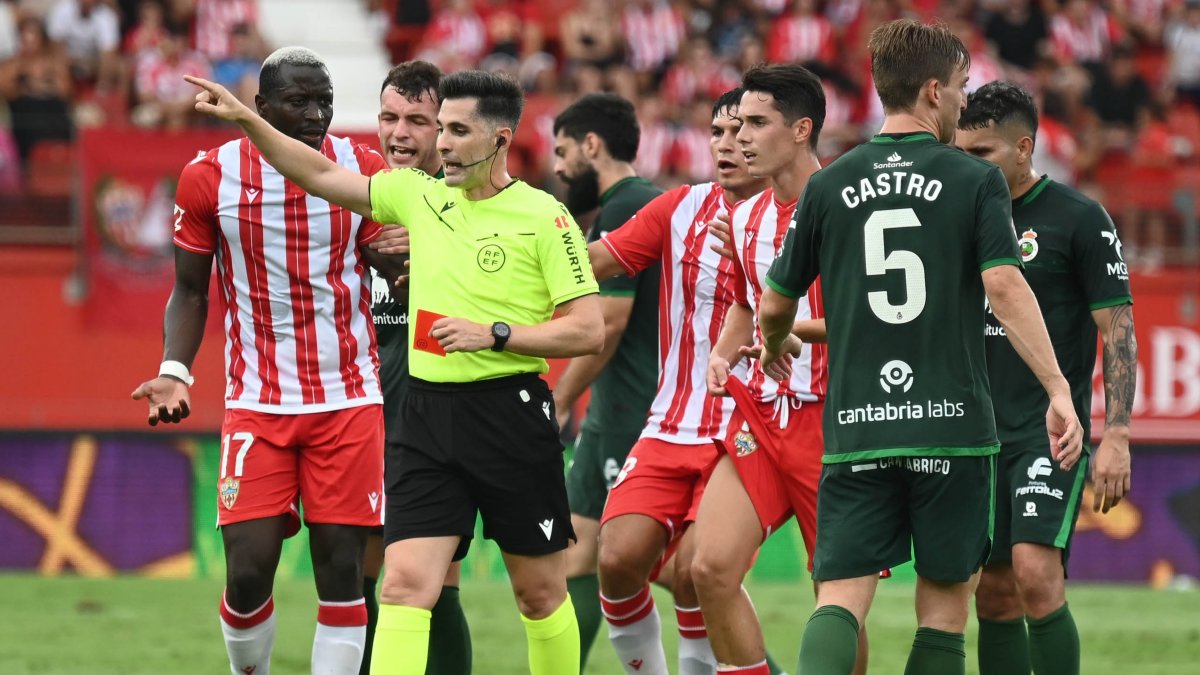 El distanciamiento entre el Almería y los árbitros empezó con la expulsión de Lopy frente al Racing en la cuarta jornada.