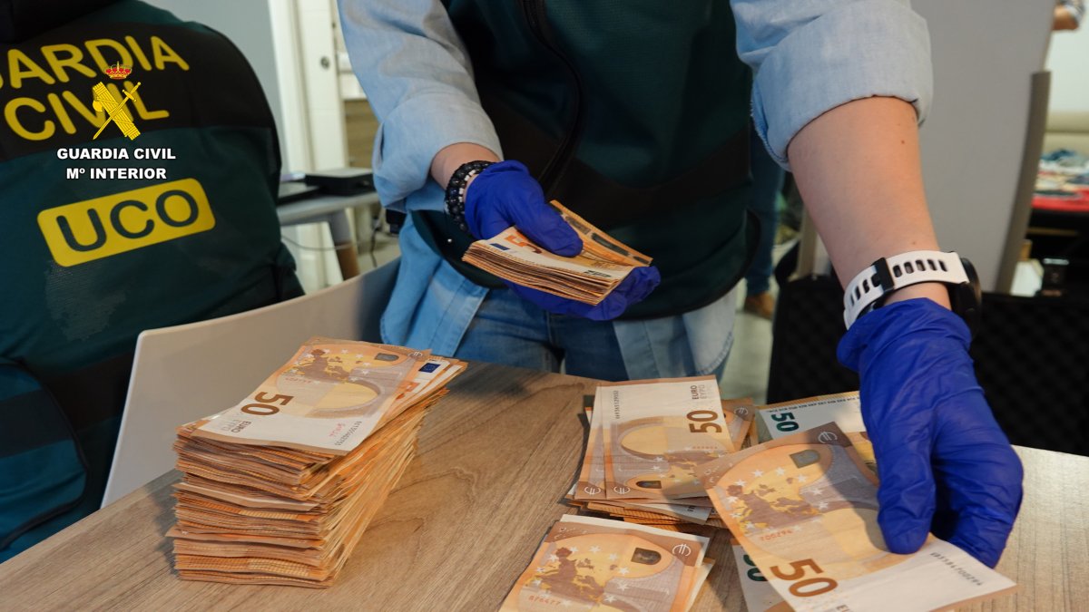 Imagen de archivo de la UCO  en un registro con dinero en efectivo.