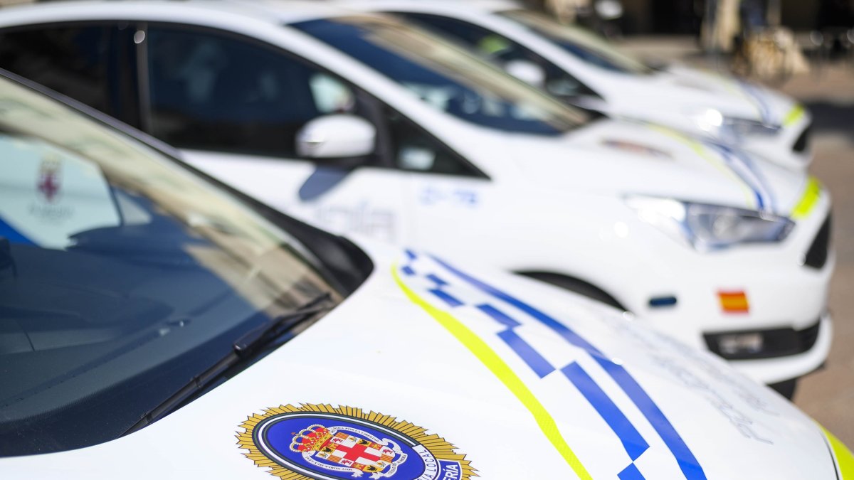 Archivo - Coches de la Policía Local de Almería.