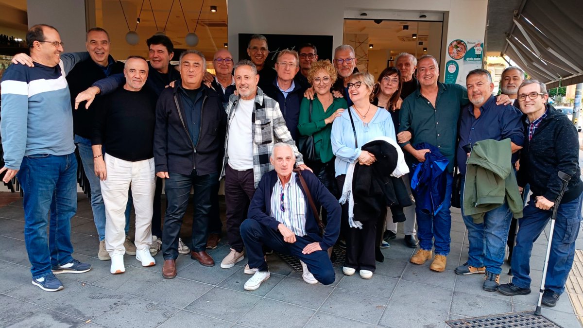 Cuarenta años después han vuelto a verse los que fueron adolescentes en los ochenta y jugaban a enamorarse en las fiestas de las cocheras. A la cabeza, el emperador de aquellas movidas, Paco Almansa.