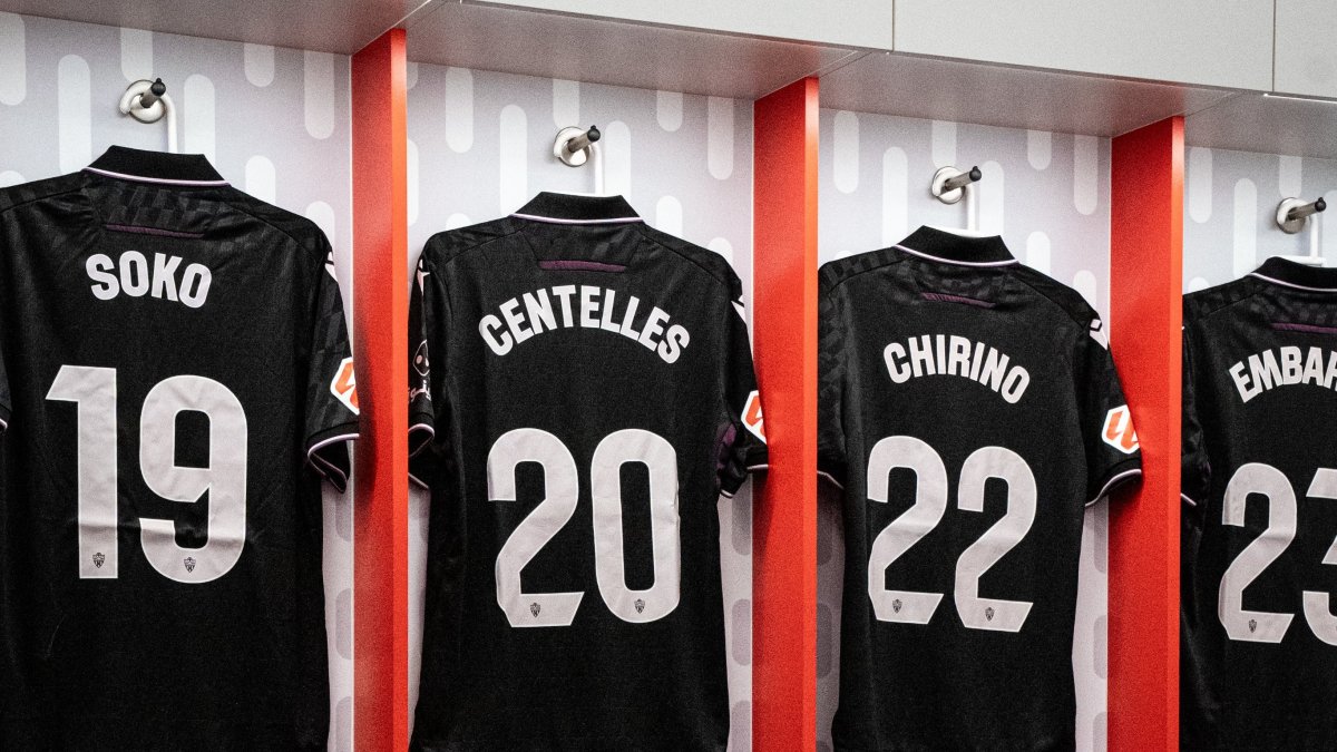 Las camisetas negras del Almería colocadas en el vestuario del Alfonso Murube.