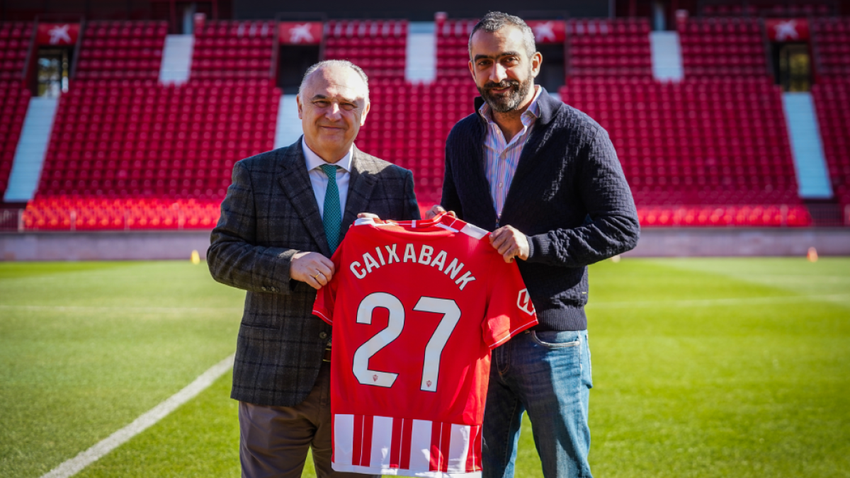 Juan Ignacio Zafra, director territorial de CaixaBank en Andalucía, y Mohamed El Assy, CEO de la UD Almería han sellado el acuerdo.