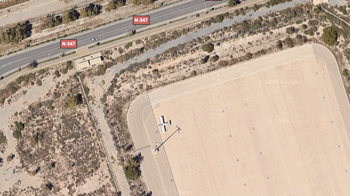 La avioneta Zenair CH-801, en una esquina del Aeropuerto de Almería.