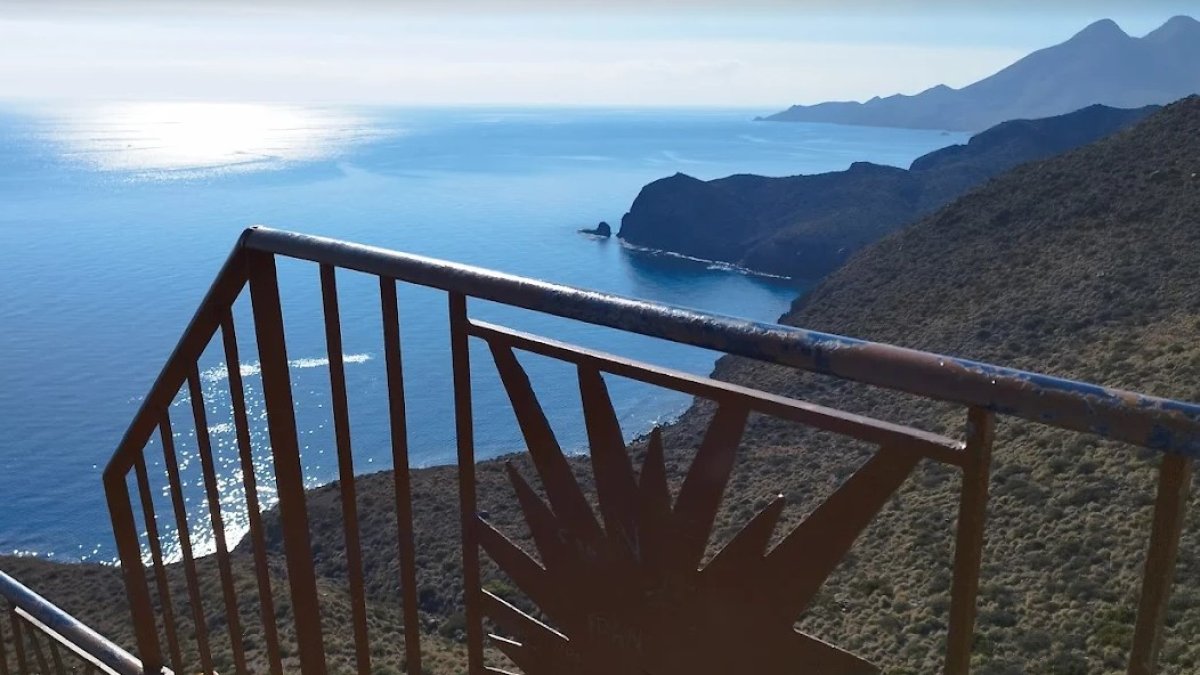 El mirador ofrece una de las mejores vistas del litoral del Cabo de Gata.