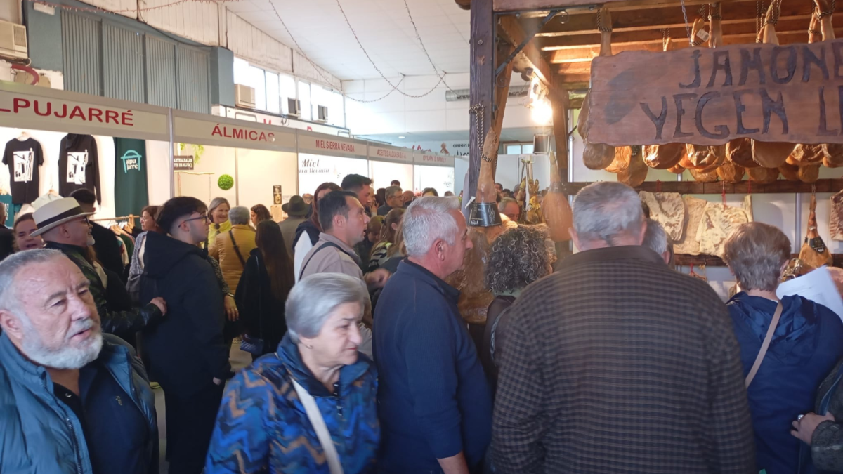 Una pasada edición de la multitudinaria feria ExpoAlpujarra en Ugíjar.