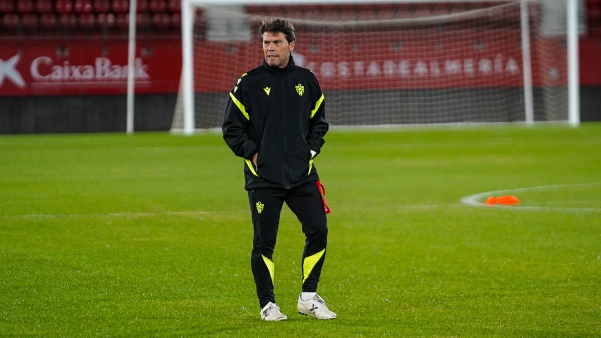 Rubi en la preparación del partido Almería-Huesca, que llega después de la polémica arbitral en Ceuta.