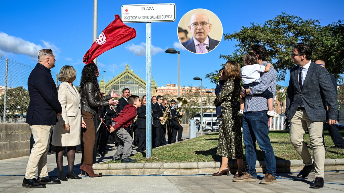 Inauguración de la plaza Profesor Antonio Galindo Cuenca, el pasado jueves, y una imagen del docente.