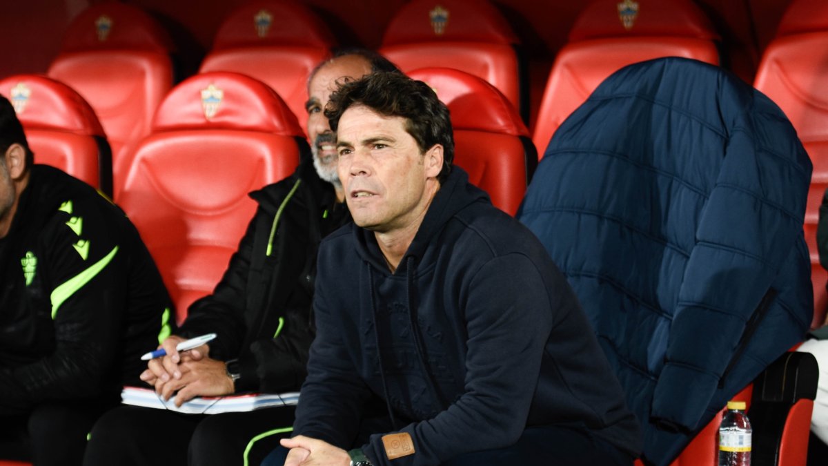 Atento a todo desde el banquillo del Estadio de los Juegos Mediterráneos.