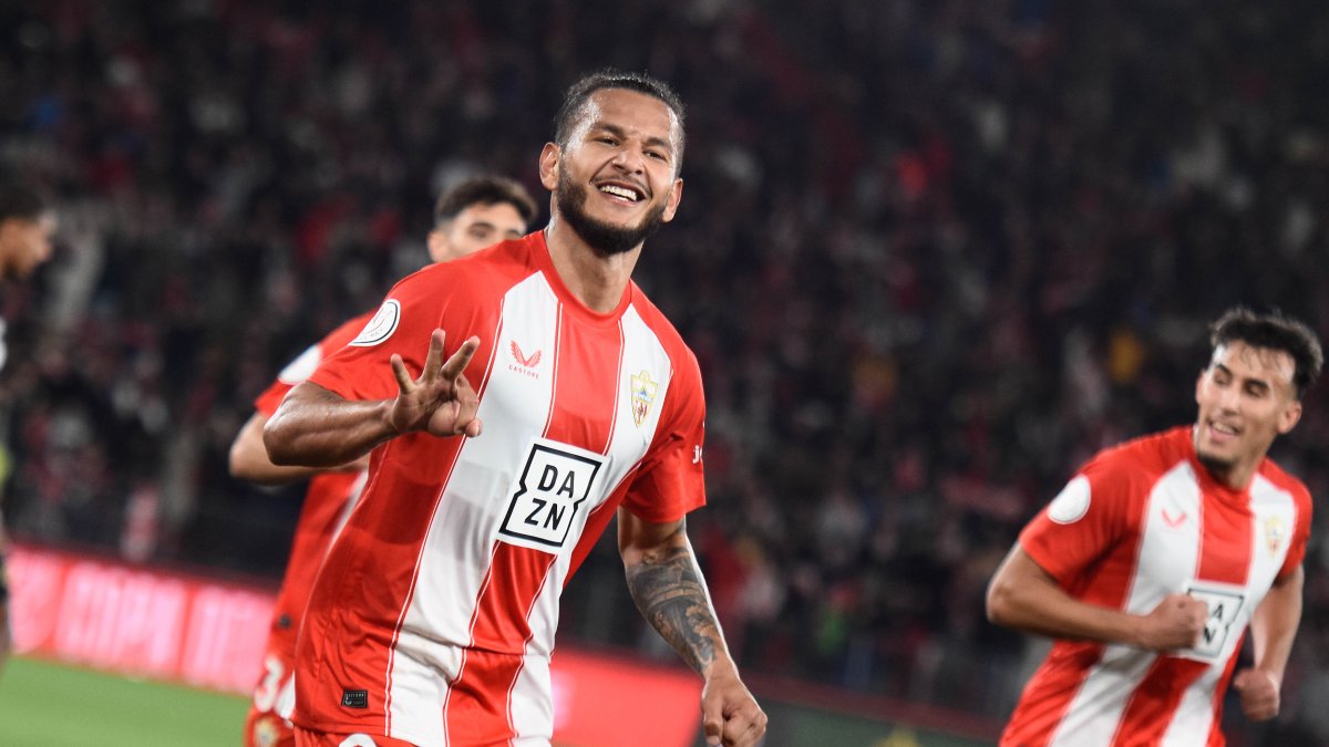 Luis Suárez vuelve a aparecer en la foto sin pretenderlo.