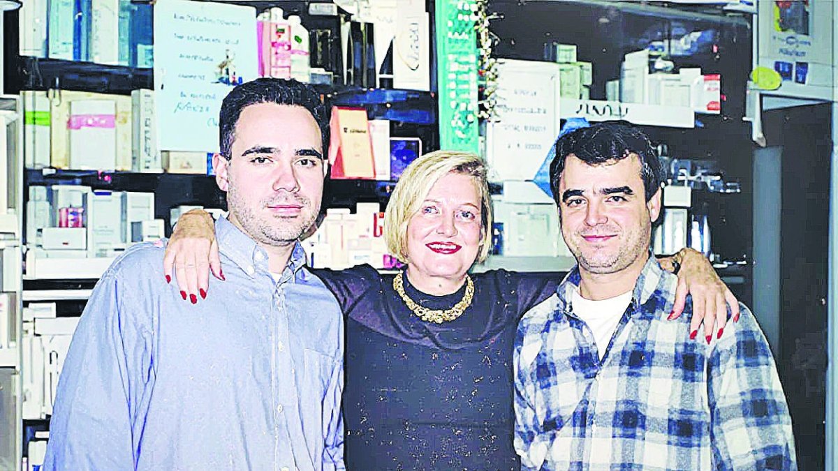 Doña Maria Rosa, dueña de la farmacia, ya fallecida, junto a Manuel Gómez (camisa de cuadros) y Manuel Fernández Ruiz, los famosos ‘Manolos’ de las Cuatro Calles.