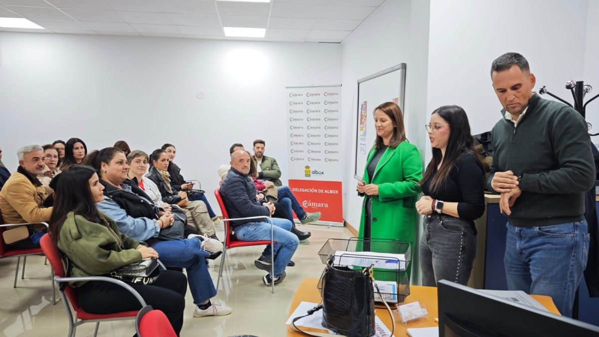 Autoridades municipales durante una de las jornadas informativas sobre los bonos al consumo.