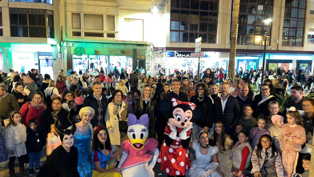 Pasacalles Disney en el inicio de la campaña de Navidad de los comercios de Adra 2025.